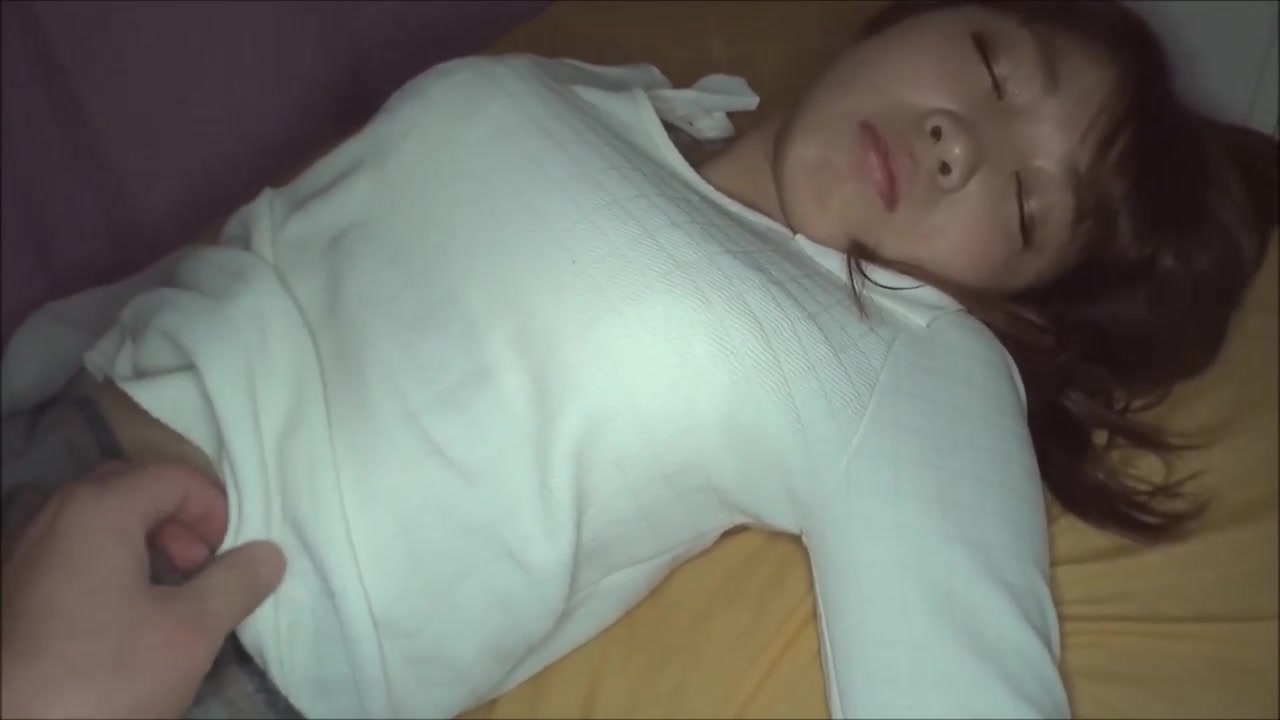 最新流出怪盗mj系列白肤短裙女白领被套路晕倒带到宾馆扒光各种玩弄轻轻一搞爱液泛滥无套内射中出