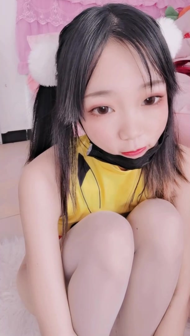 推特网红『小仙云儿』可爱皮卡丘紧身衣自慰诱惑 不停呻吟勾引淫荡的舔抠出来的骚水.