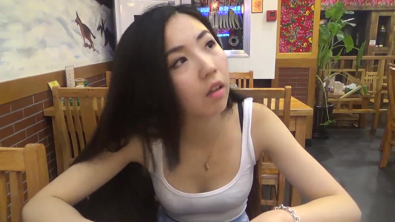 湖 南 妹 丽 华 请 老 外 男 友 吃 东 北 菜 在 餐 厅 吹 舔 酒 瓶 服 务 员 在 旁 边 偷... 